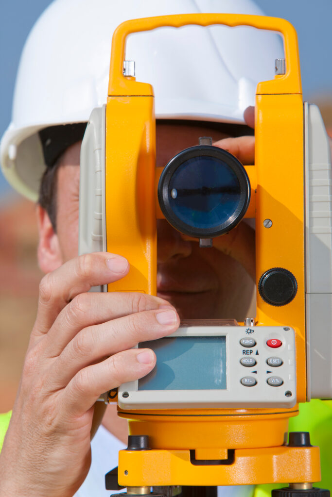 Geodeta wykonuje precyzyjne pomiary tachimetrem – GeoMakro